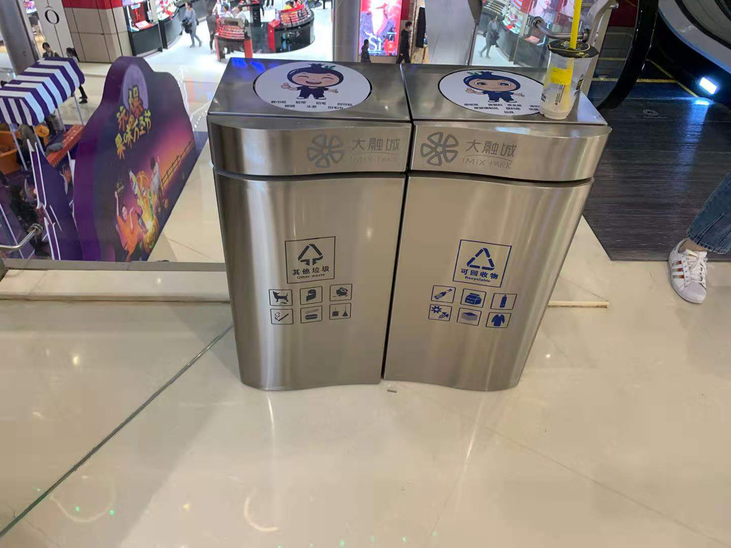 西安大融城購(gòu)買(mǎi)一批雙分類(lèi)不銹鋼垃圾桶不一樣的感覺(jué)